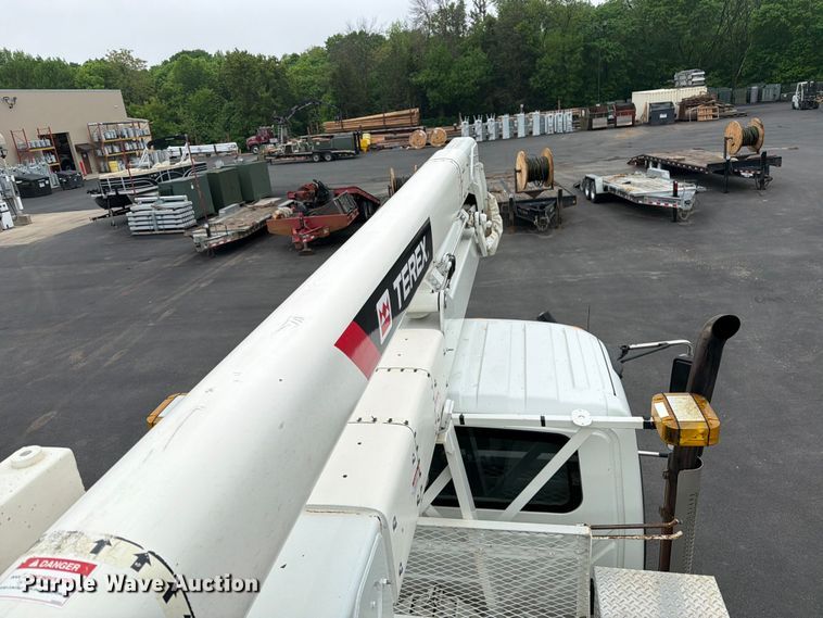 image for item FK0171 2013 International  7400 bucket truck