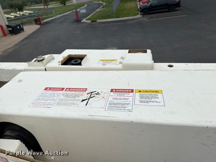 image for item FK0171 2013 International  7400 bucket truck