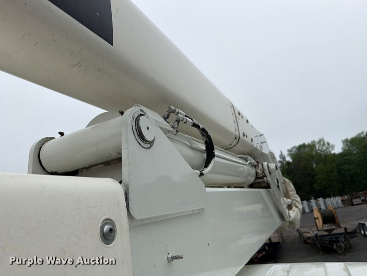 image for item FK0171 2013 International  7400 bucket truck