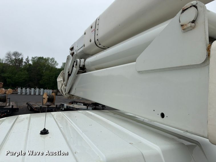 image for item FK0171 2013 International  7400 bucket truck