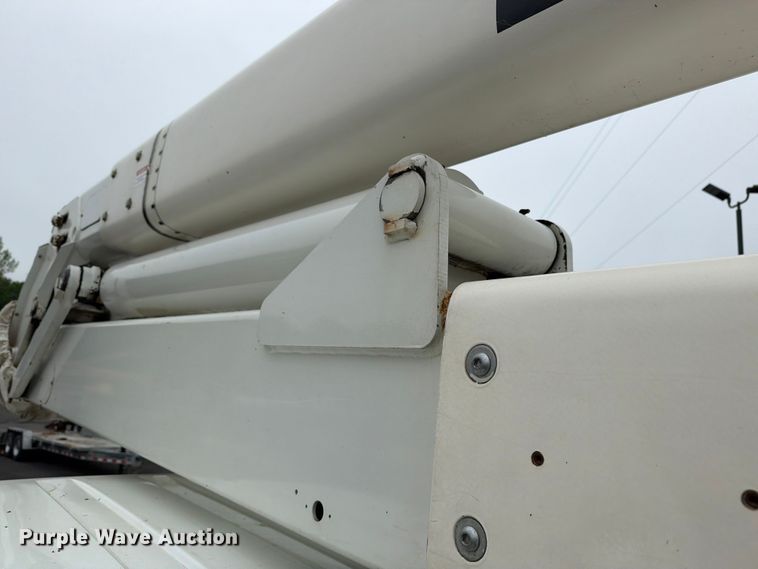 image for item FK0171 2013 International  7400 bucket truck