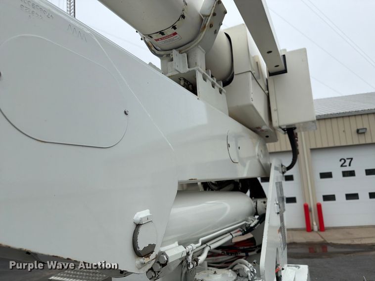 image for item FK0171 2013 International  7400 bucket truck