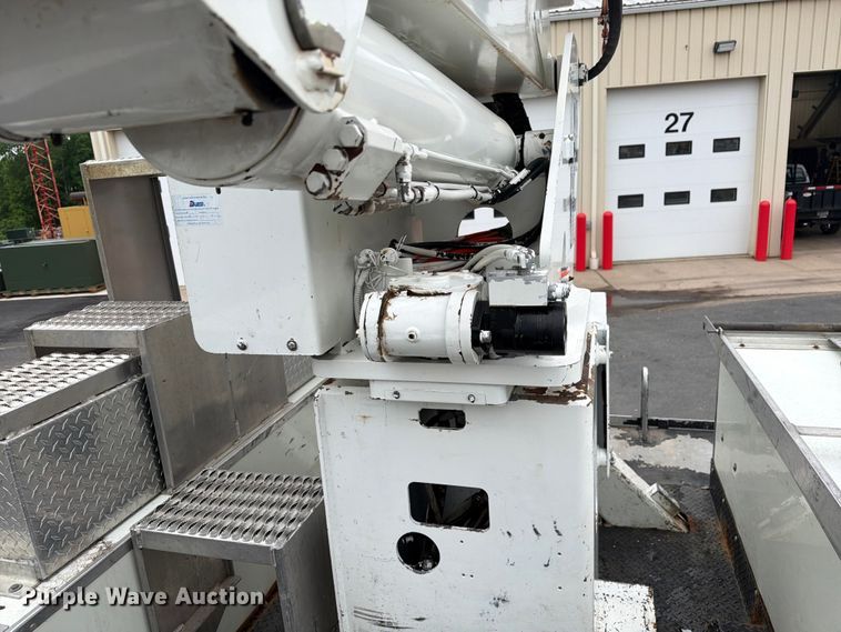 image for item FK0171 2013 International  7400 bucket truck