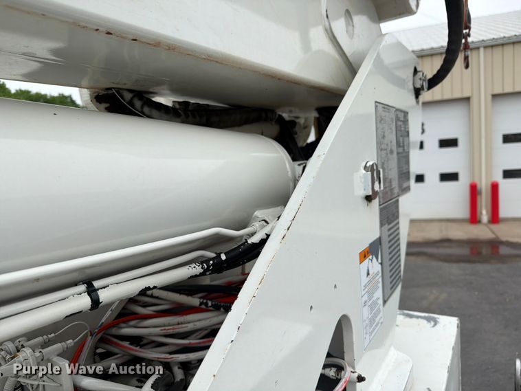image for item FK0171 2013 International  7400 bucket truck