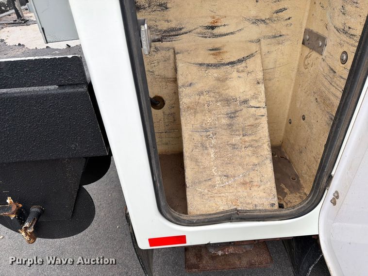 image for item FK0171 2013 International  7400 bucket truck
