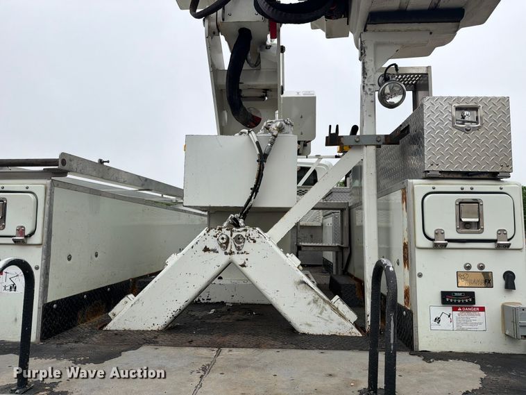 image for item FK0171 2013 International  7400 bucket truck