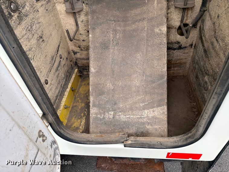 image for item FK0171 2013 International  7400 bucket truck