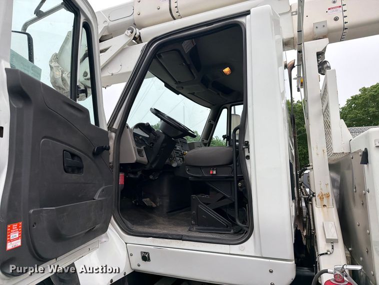 image for item FK0171 2013 International  7400 bucket truck