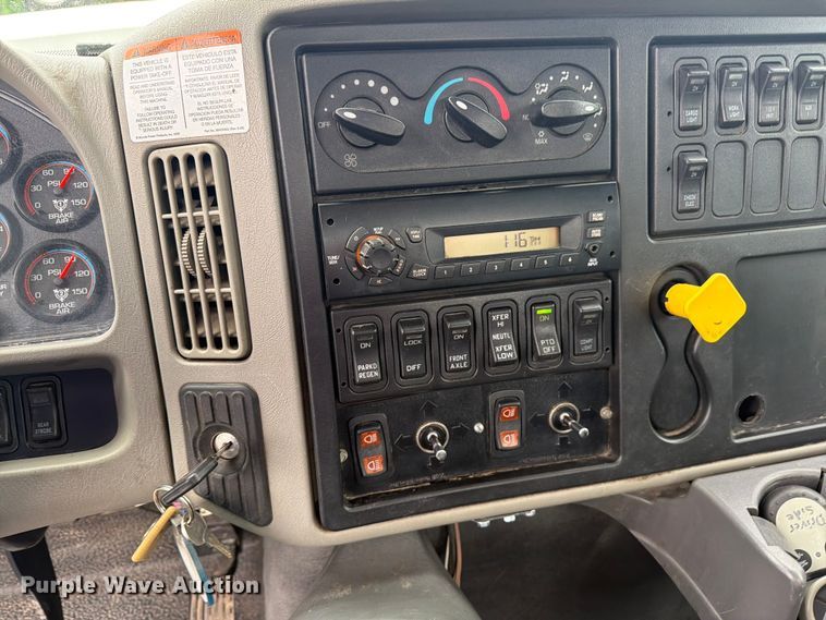 image for item FK0171 2013 International  7400 bucket truck