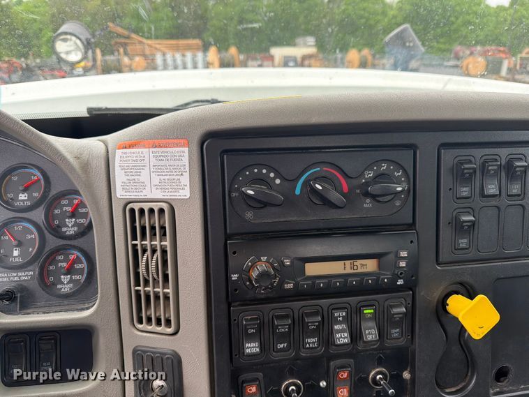 image for item FK0171 2013 International  7400 bucket truck