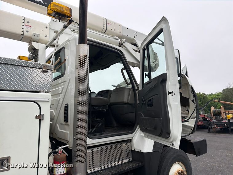 image for item FK0171 2013 International  7400 bucket truck