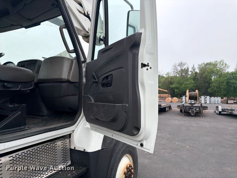 image for item FK0171 2013 International  7400 bucket truck