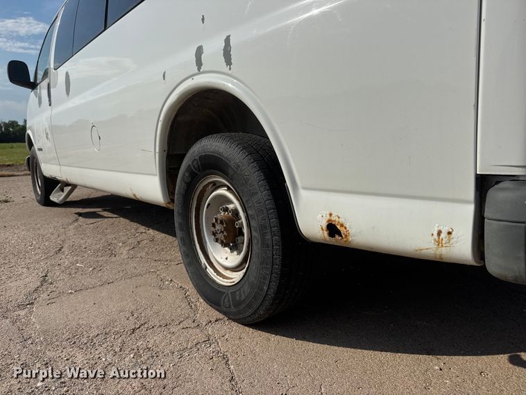 image for item NA9300 2001 Chevrolet Express 3500 van
