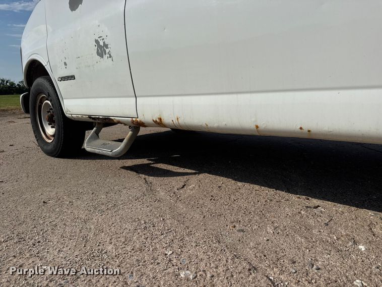 image for item NA9300 2001 Chevrolet Express 3500 van