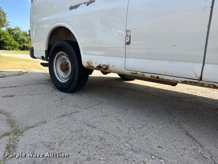 image for item NA9300 2001 Chevrolet Express 3500 van