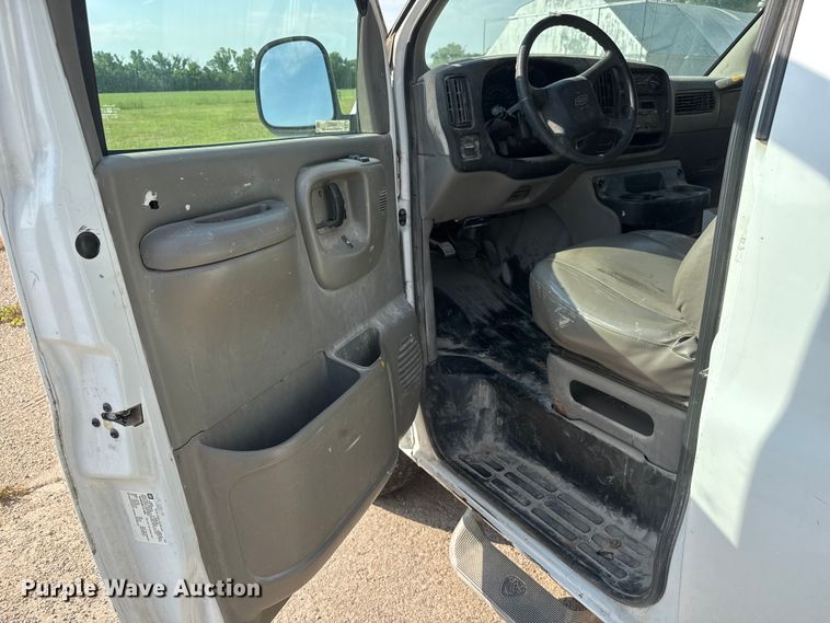 image for item NA9300 2001 Chevrolet Express 3500 van