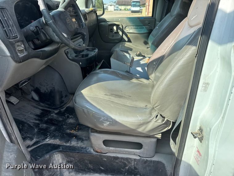 image for item NA9300 2001 Chevrolet Express 3500 van