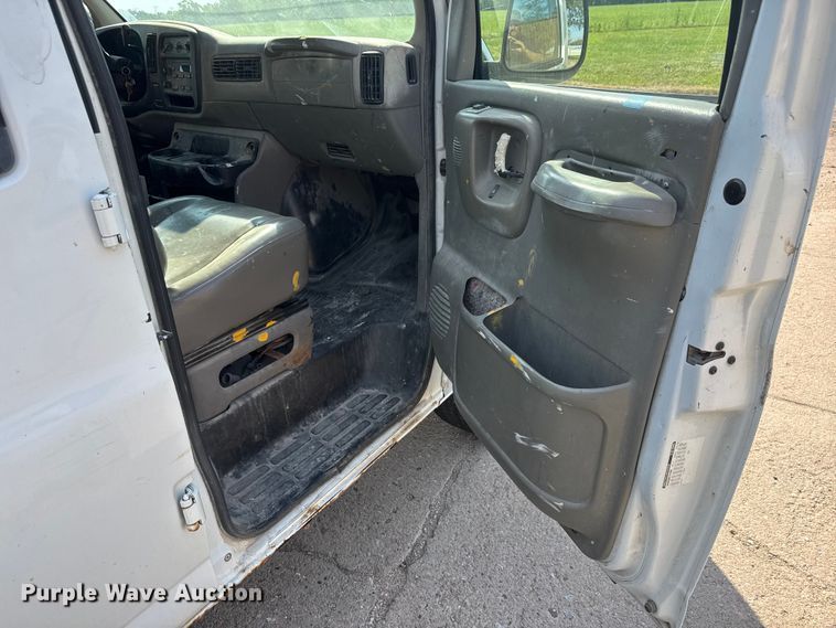 image for item NA9300 2001 Chevrolet Express 3500 van