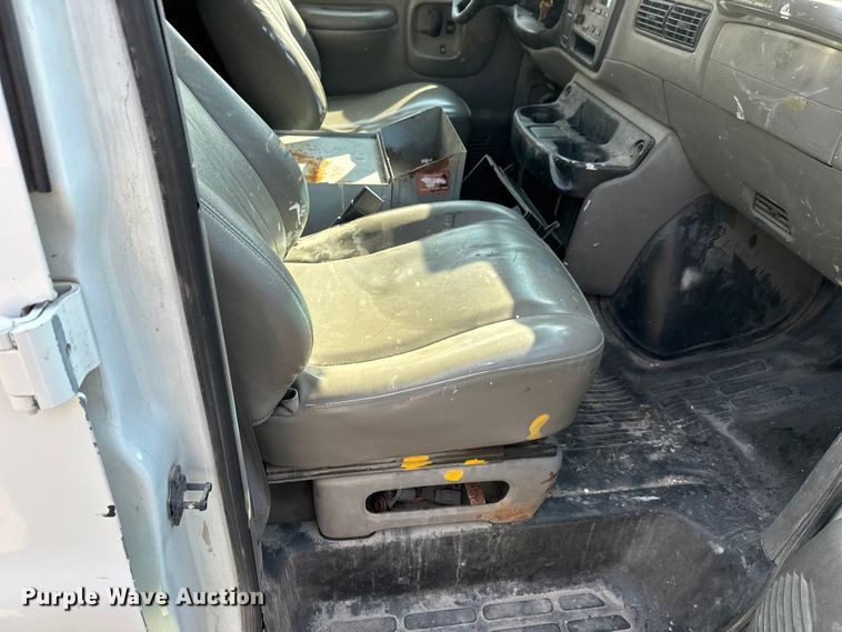 image for item NA9300 2001 Chevrolet Express 3500 van