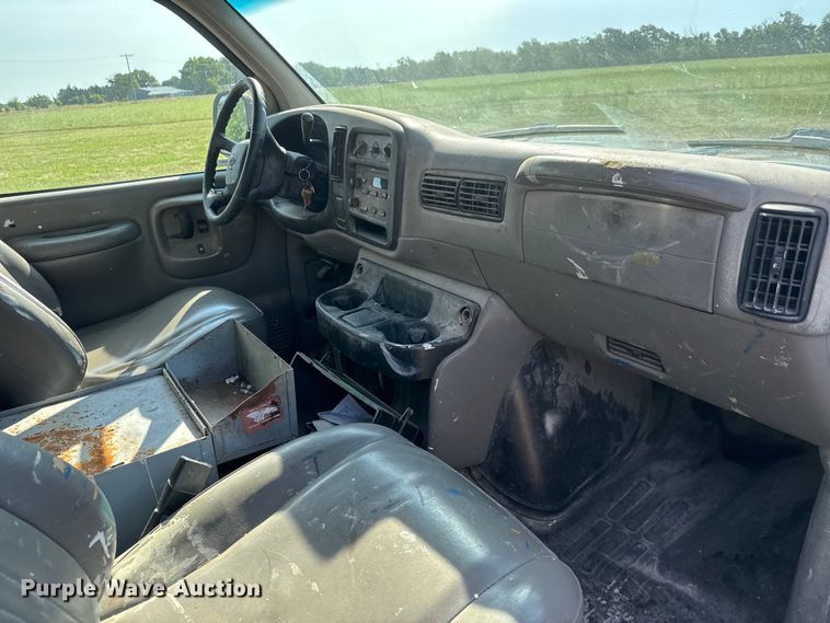 image for item NA9300 2001 Chevrolet Express 3500 van
