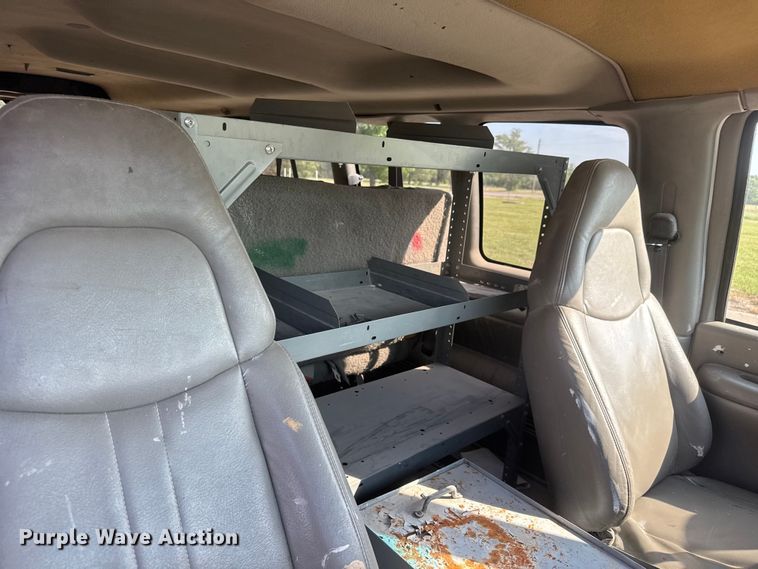 image for item NA9300 2001 Chevrolet Express 3500 van