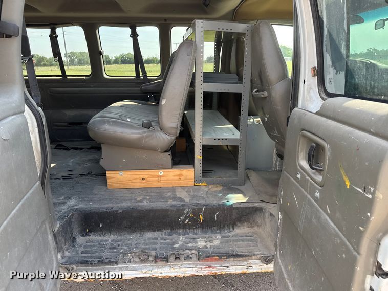 image for item NA9300 2001 Chevrolet Express 3500 van