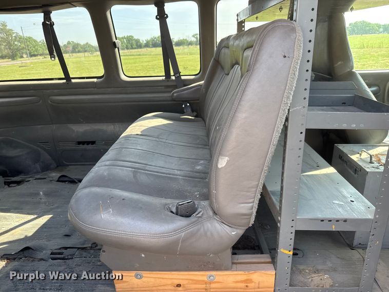 image for item NA9300 2001 Chevrolet Express 3500 van