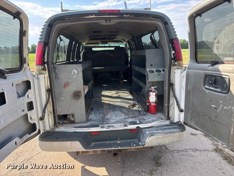 image for item NA9300 2001 Chevrolet Express 3500 van