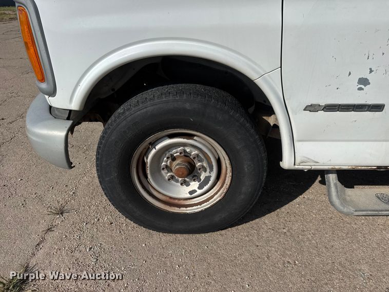 image for item NA9300 2001 Chevrolet Express 3500 van
