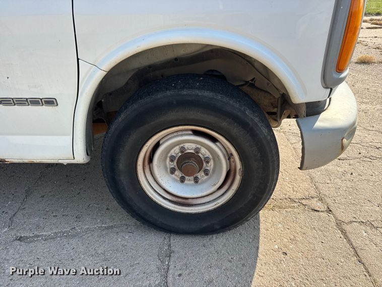 image for item NA9300 2001 Chevrolet Express 3500 van