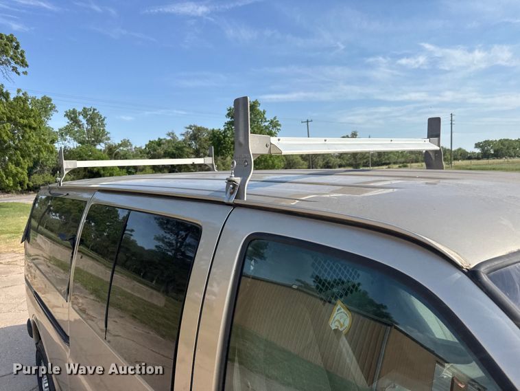 image for item NA9302 2006 Chevrolet Express 3500 van
