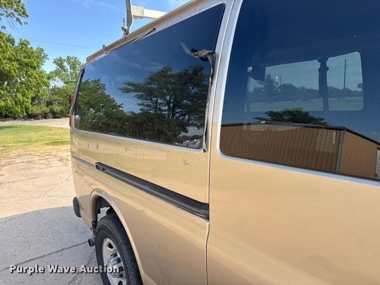 image for item NA9302 2006 Chevrolet Express 3500 van