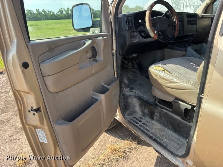 image for item NA9302 2006 Chevrolet Express 3500 van