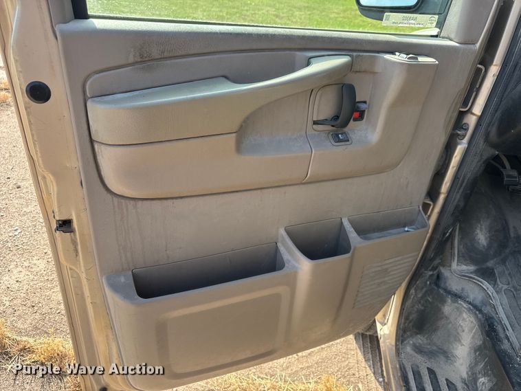 image for item NA9302 2006 Chevrolet Express 3500 van