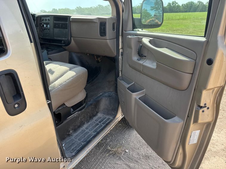 image for item NA9302 2006 Chevrolet Express 3500 van