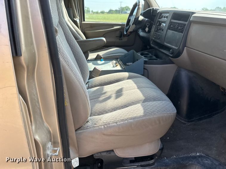image for item NA9302 2006 Chevrolet Express 3500 van