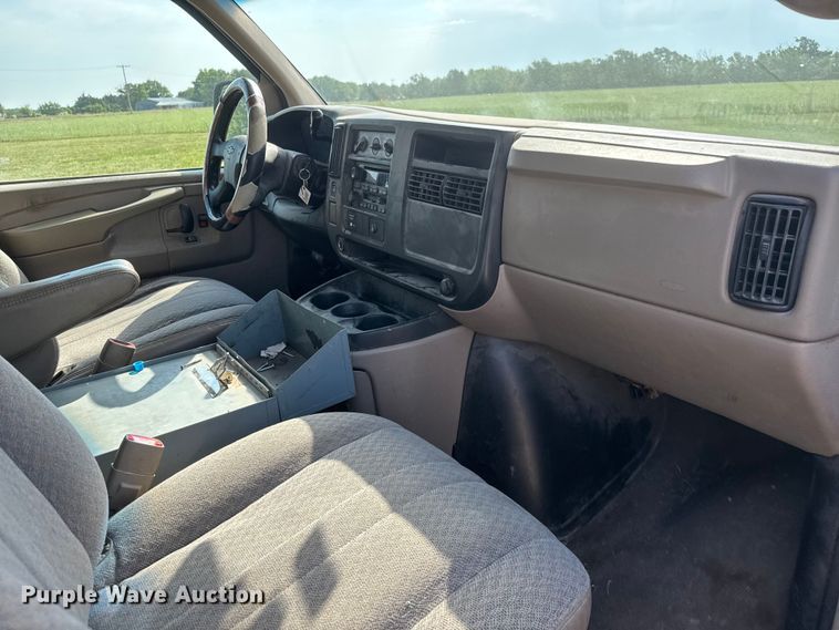 image for item NA9302 2006 Chevrolet Express 3500 van