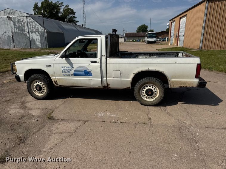 image for item NA9304 1989 Chevrolet S10 pickup truck