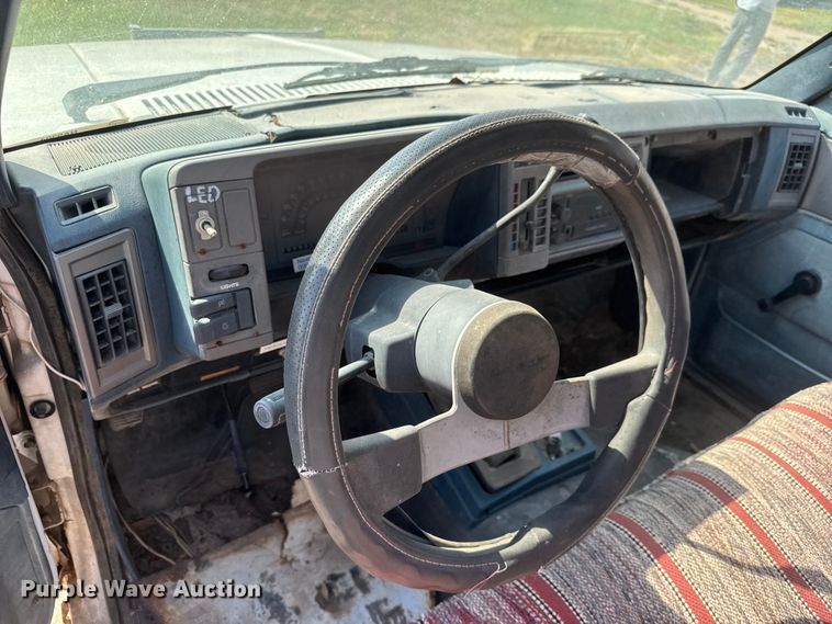 image for item NA9304 1989 Chevrolet S10 pickup truck