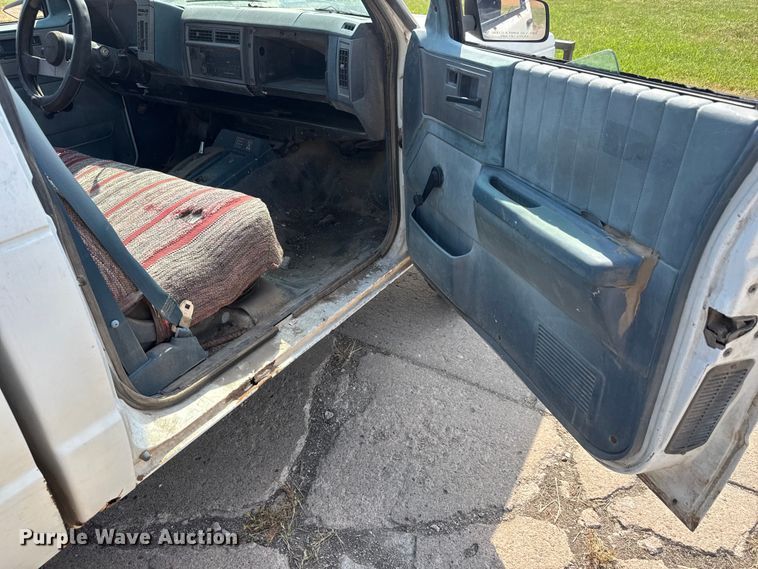 image for item NA9304 1989 Chevrolet S10 pickup truck
