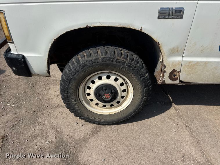 image for item NA9304 1989 Chevrolet S10 pickup truck