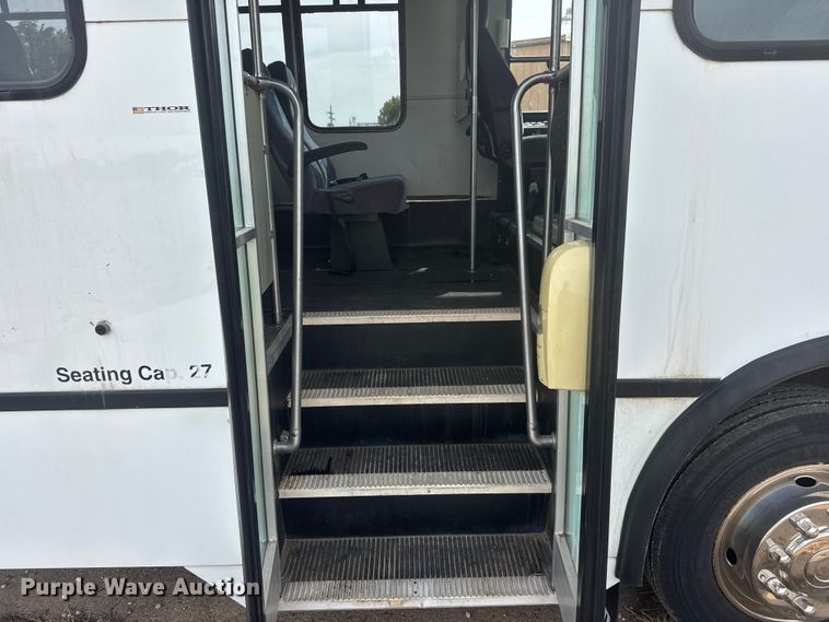 image for item NA9305 2005 Champion/Freightliner Mb Chassis coach bus