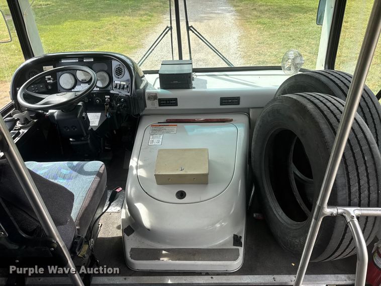 image for item NA9305 2005 Champion/Freightliner Mb Chassis coach bus