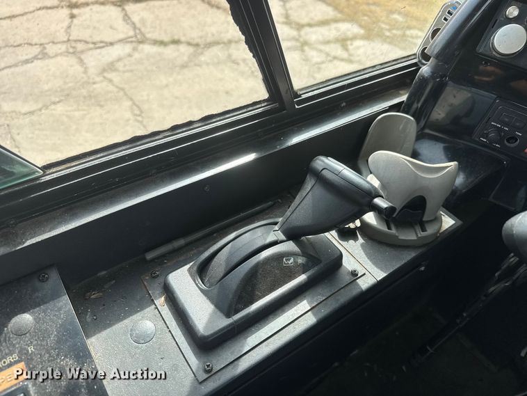 image for item NA9305 2005 Champion/Freightliner Mb Chassis coach bus