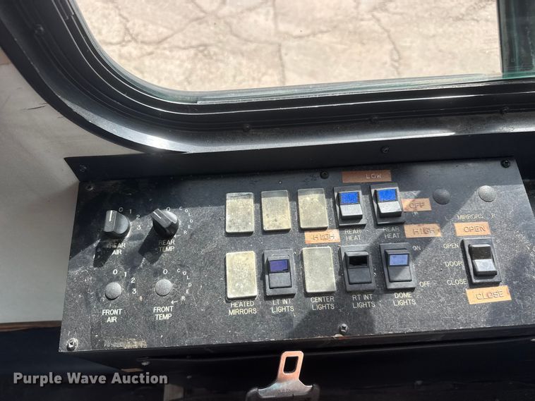 image for item NA9305 2005 Champion/Freightliner Mb Chassis coach bus