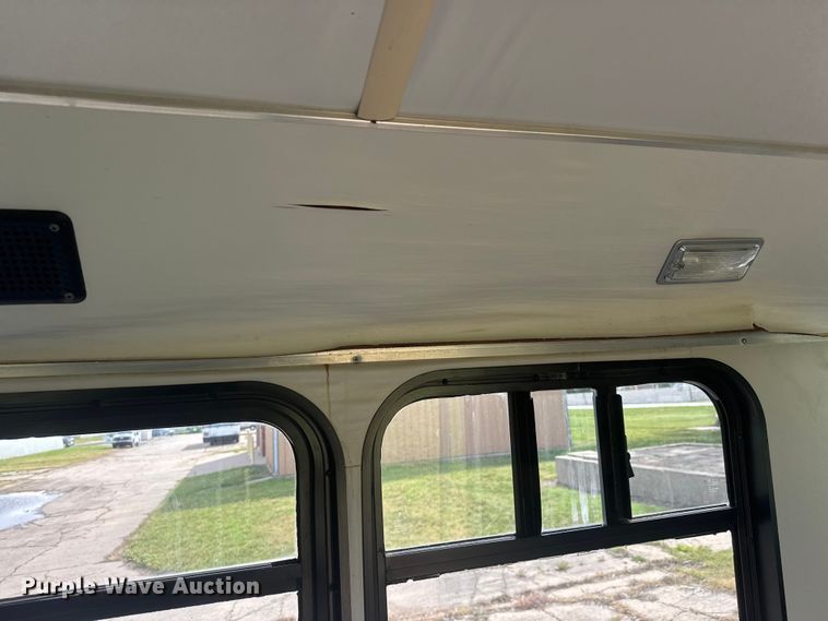 image for item NA9305 2005 Champion/Freightliner Mb Chassis coach bus
