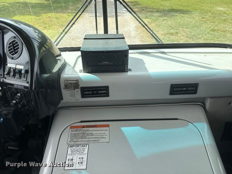 image for item NA9305 2005 Champion/Freightliner Mb Chassis coach bus