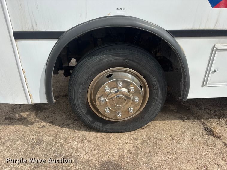 image for item NA9305 2005 Champion/Freightliner Mb Chassis coach bus