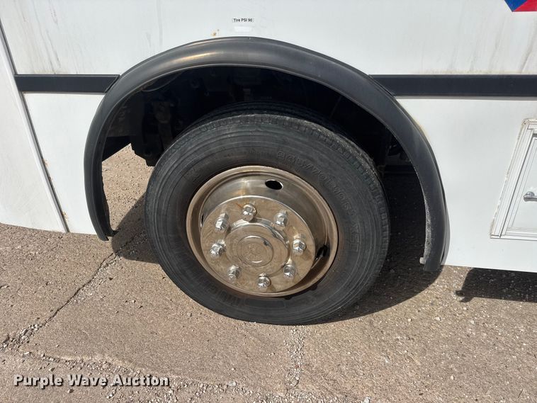 image for item NA9305 2005 Champion/Freightliner Mb Chassis coach bus