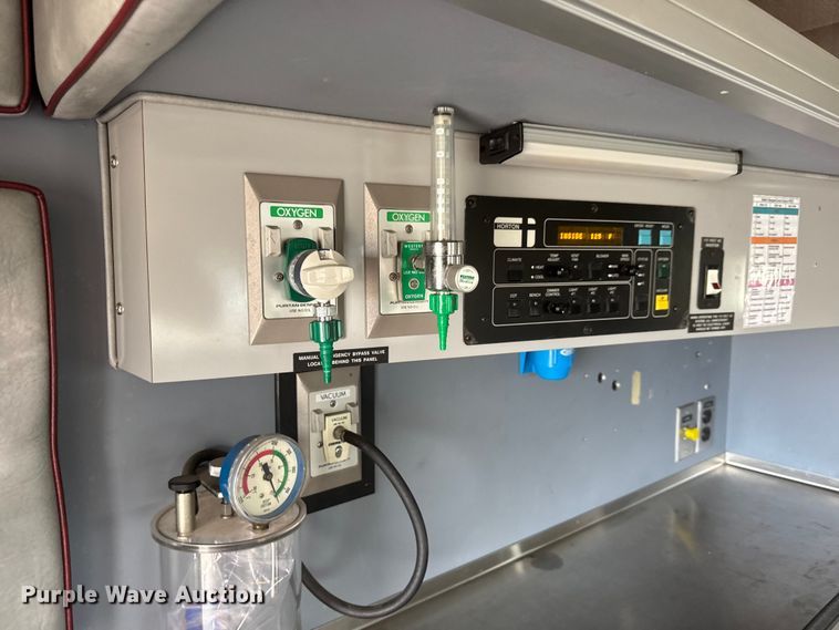 image for item NA9309 1992 Ford E350 ambulance